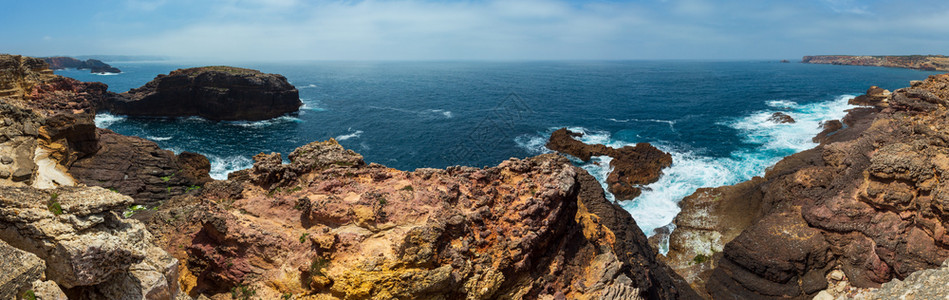 夏季大西洋岩石海岸风景阿尔杰苏加夫西科斯塔维提纳葡萄牙全景图片