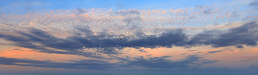 夏日落天空全景有羊毛云夏夜天气良好背景图片