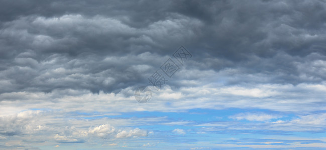 夏天的气在云层背景上变化云层在蓝的天空上覆盖着雨云图片