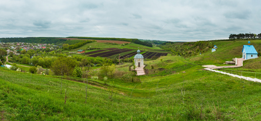 Rukomysh洞穴寺庙以及乌克兰Ternopil地区Buchach区春季乡村和庄图片