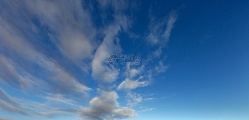 蓝天空中的白毛云夏季天气背景良好图片