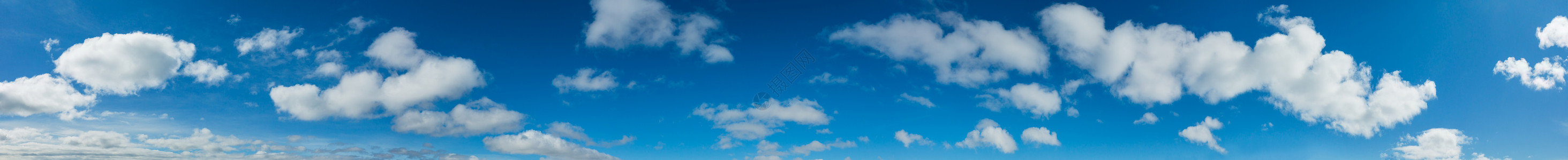 蓝色黄云中的白毛夏季天气晴朗的全景背背景图片