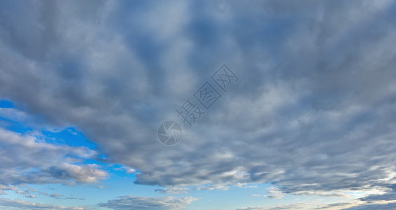 蓝色天空背景的飞云图片
