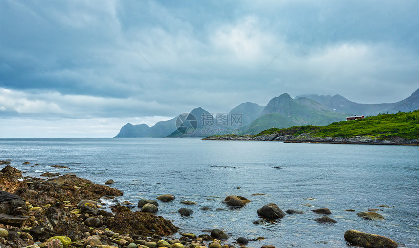 挪威Husoy镇附近夏季Senjafjord海岸风景图片