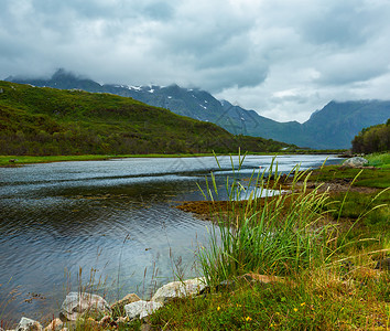 劳克维克Lofotenfjord和山丘夏季多云的风景挪威背景