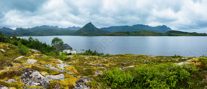 劳克维克Lofotenfjord和山丘夏季多云的风景挪威全背景