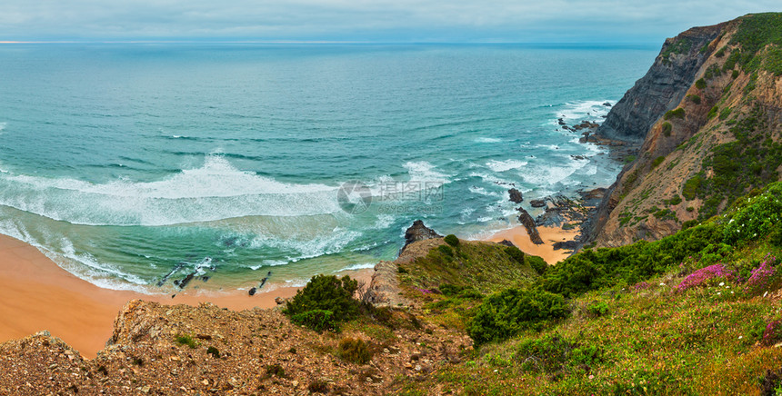 在夏季大西洋岩石海岸维琴蒂纳州阿尔加维葡萄牙和海洋浪中桑迪海滩上布满了石脊覆盖夏季大西洋岩石海岸的天气景象图片