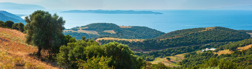 美丽的夏季海景与木质岸从Athos半岛Sithonia和Amoliani岛希腊哈基迪图片