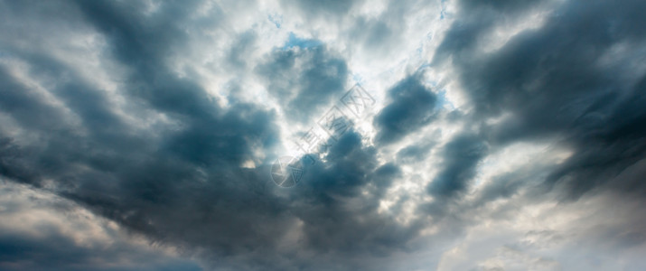夏天的气在云层背景上变化云层在蓝天上覆盖着雨云图片
