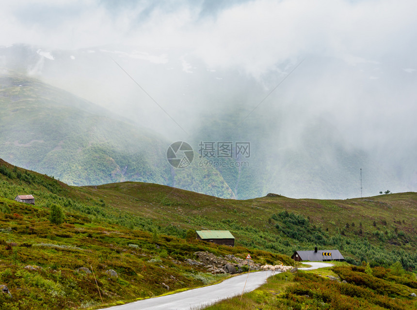 Aurlandsfjjellet挪威风景路线高地公上的夏季山地多云农村景观图片