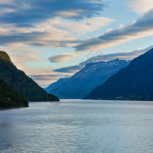 美丽的夏夜挪威罗达尔奥哈登吉尔弗乔德的风景图片