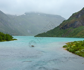 在挪威尼加德斯布雷瓦特涅冰川湖和尼加德斯布雷恩冰川附近图片