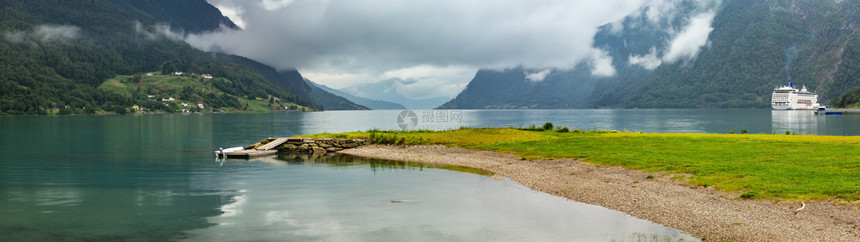 Lustrafjorden峡湾和山脉夏季多云景观挪威全景图片