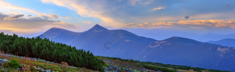 月亮天空背景的山地轮廓夏季黎明的薄雾顶部视图摩根喀尔巴阡山乌克兰图片