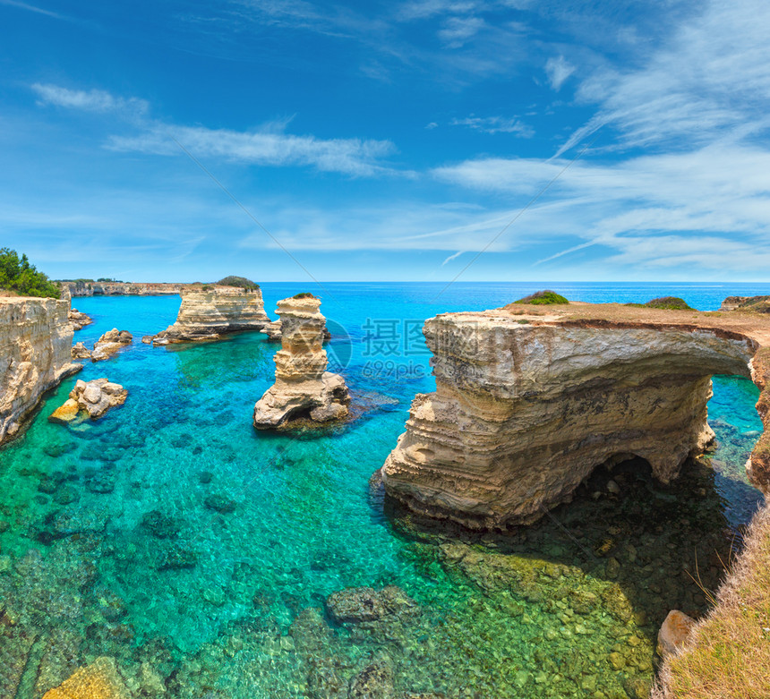 意大利普亚萨林托海岸TorreSantAndrea的悬崖岩形拱和堆叠faraglioni图片