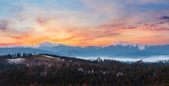 喀尔巴阡山高原地貌乌克兰远处有雪覆盖的山脊顶峰背景图片
