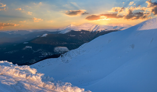 冬季山脊日落风景昨晚光照落乌克兰喀尔巴阡山图片