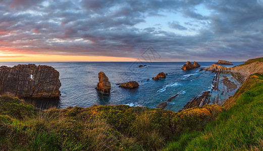 日落阿尼亚海滩西班牙大洋海岸线景观两针缝合全景高清图片