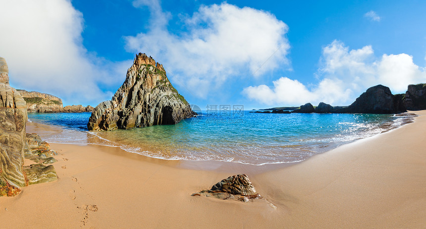 西班牙附近的夏季沙滩和尖石大西洋海岸风景图片