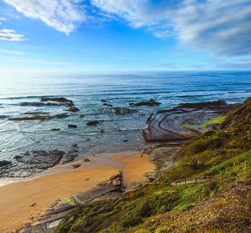 清晨低潮时在葡萄牙阿尔热苏加夫勒热苏的白海滨上自然两木剧院石曲线图片