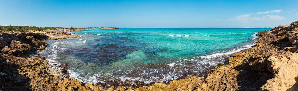 托乎拉苏风景如画的爱奥尼亚海滩蓬塔德拉苏伊纳萨伦托普利亚意大利加利波利镇远观人是不可辨认的背景