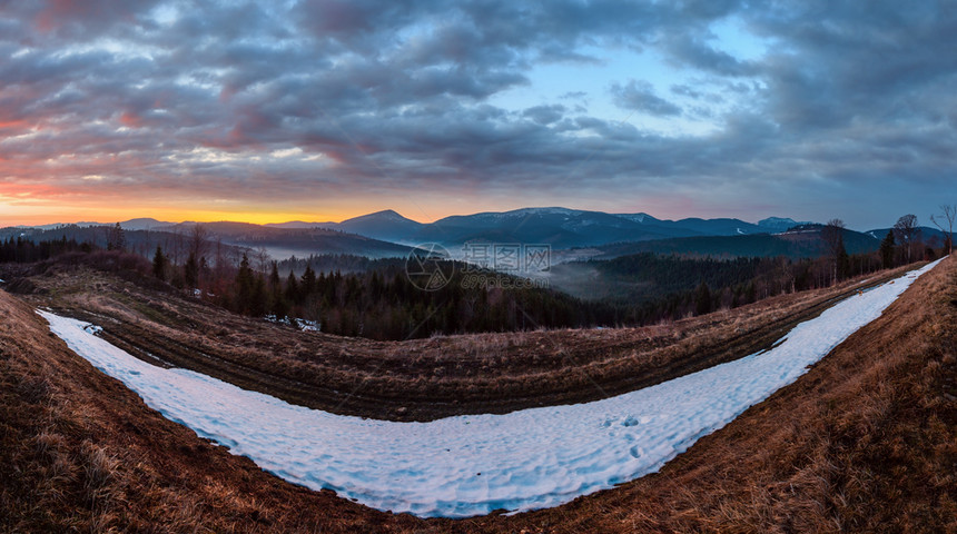 喀尔巴阡山高原地貌乌克兰远处有雪覆盖的山脊顶图片