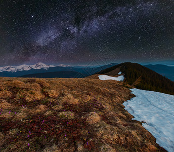深夜喀尔巴阡山脉风景与星际银河在天空乌克兰欧洲图片