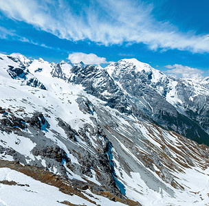 意大利斯泰尔维奥山口的夏季景和坡上的雪图片