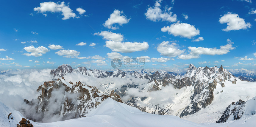 来自法国阿尔卑斯山查莫尼克市米迪山的AiguilleduMidi山夏季风景图片