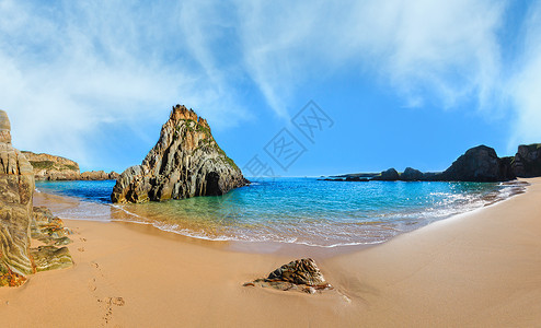 西班牙附近的夏季沙滩和尖石大西洋海岸风景图片