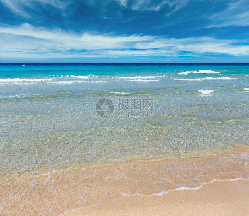 美丽的海浪夏天景色从沙滩图片