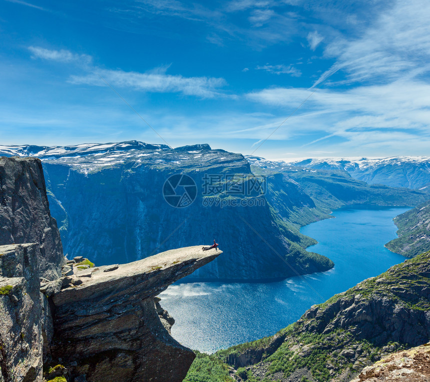 Trolltunga著名的Troll舌头北欧目的地夏季景色挪威罗达尔奥的Ringedalsvatnet湖并钦佩Troll舌头石上图片