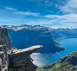 拖钓者Trolltunga著名的Troll舌头北欧目的地和Ringedalsvatnet湖在挪威罗达尔奥的夏季景象背景