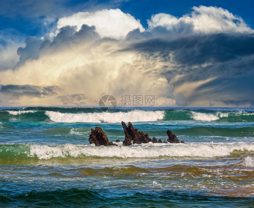 海浪和小岩石在中央海滩的景图片