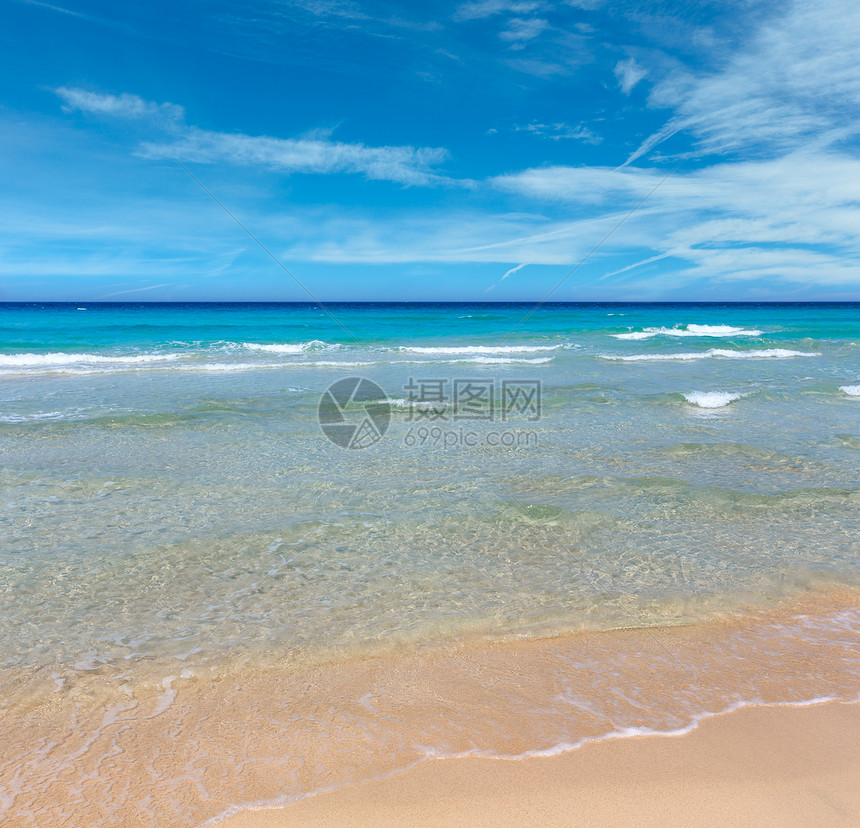 美丽的海浪夏天景色从沙滩图片