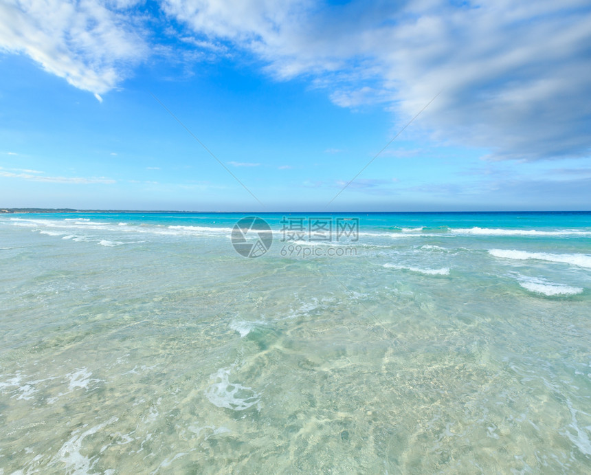 美丽的海浪夏天景色从沙滩图片