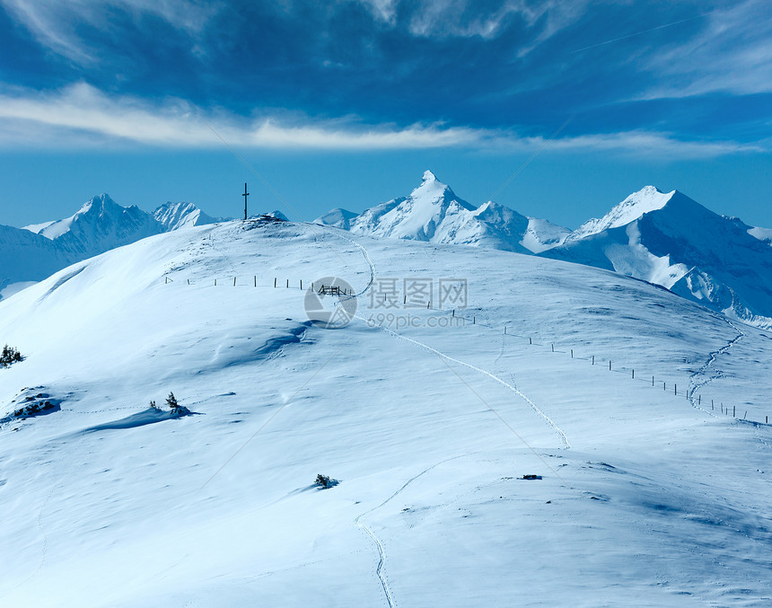 奥地利霍科埃尼希区山顶的阿尔卑斯山峰图片