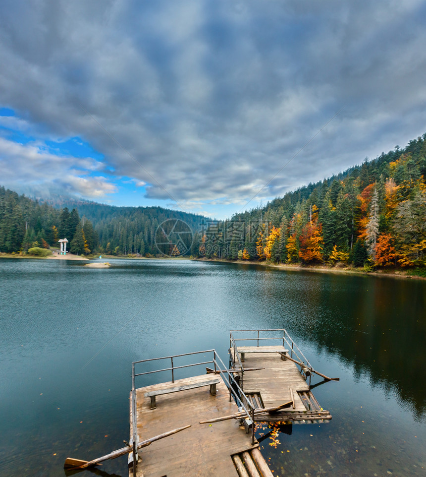 自然公园Synevyr秋天风景是乌克兰喀尔巴阡山脉MizhhiriaZakarpattia州最大的湖泊图片