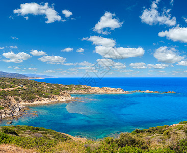 夏季爱琴海岩礁岸景观希腊西索尼亚Halkidiki高清图片