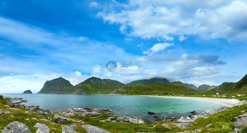 霍克兰海滩夏季风云满天的全景挪威洛福顿图片