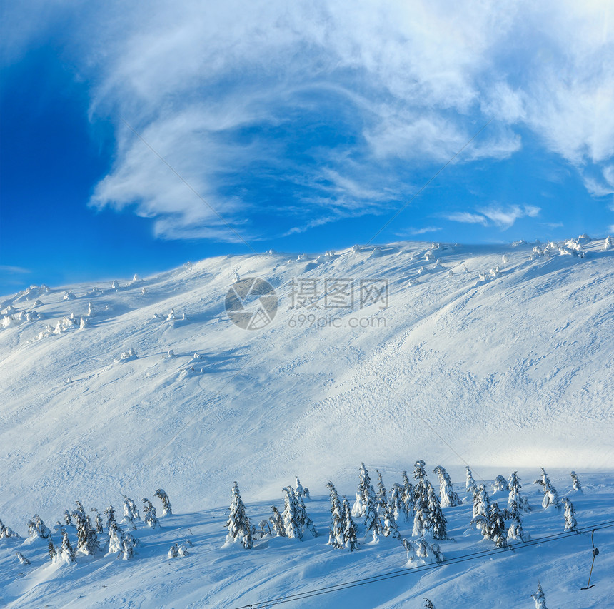 寒冬清晨山上的雪树和滑电梯图片