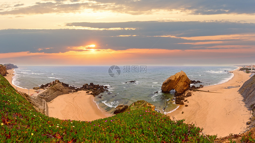 桑迪海滩PraiadoGuincho和PraiadeSantaCruz葡萄牙恶劣的天气人们无法辨认多镜头高分辨率全景美丽的暑假自图片