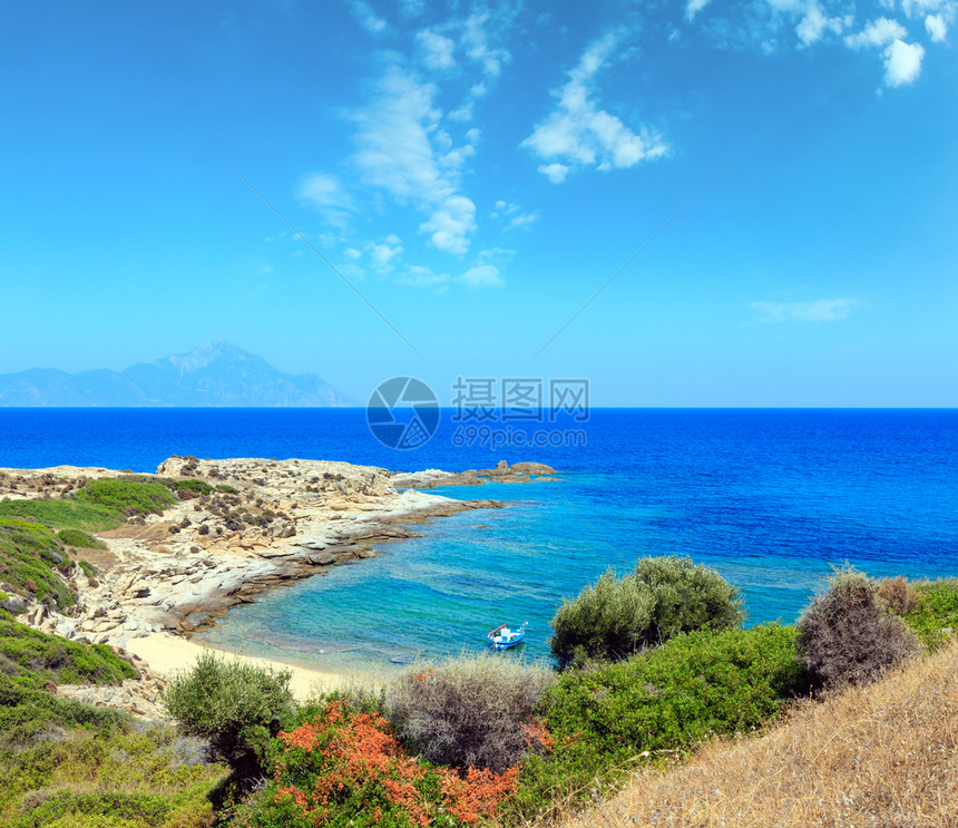 夏日海滨风景与阿多斯登山风景相距很远希腊西托尼亚的Halkidiki图片