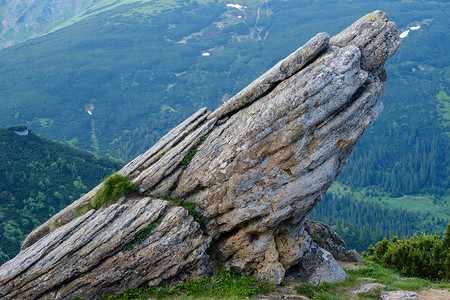 夏季山脊上的巨石喀尔巴阡山科霍诺拉武哈季卡明杰乌克兰图片