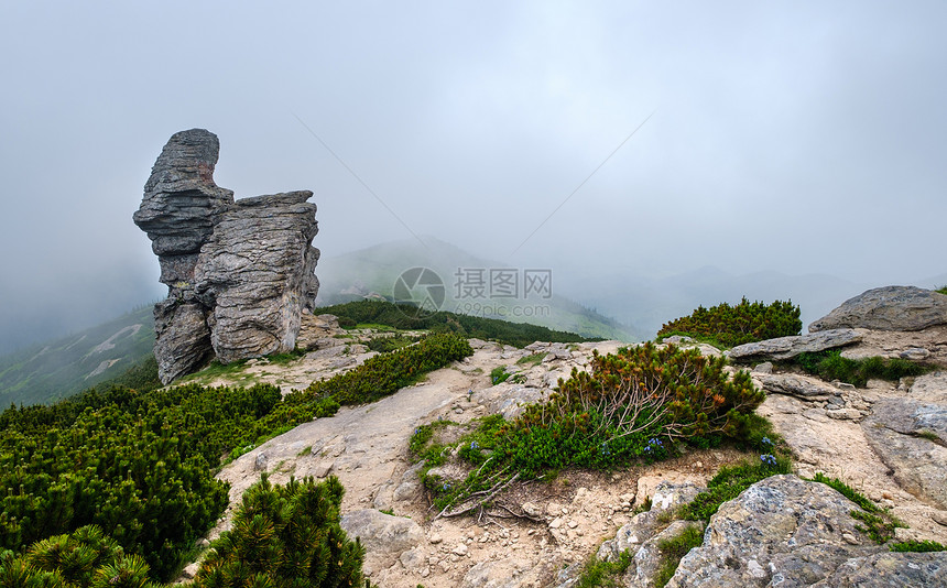 夏季山脊有巨大的垂直石块云雾喀尔巴阡山科霍诺拉武哈季卡米尼乌克兰图片
