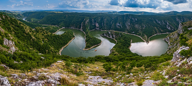塞尔维亚Uvac河峡谷最美丽的夏季景色图片
