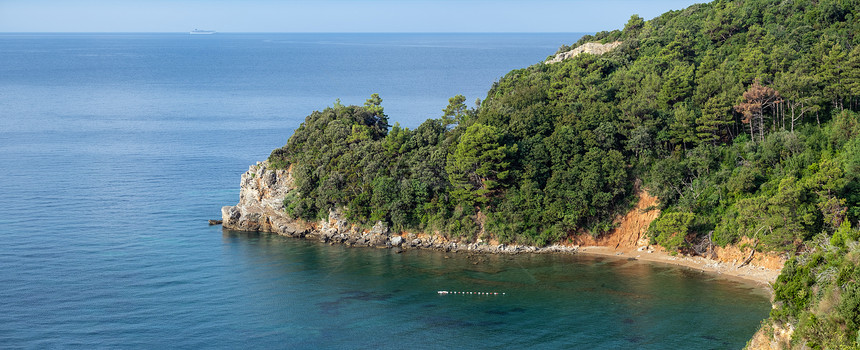 夏季上午亚得里海岸线景观黑山布德瓦附近的莫格伦海滩全景人们无法辨认图片