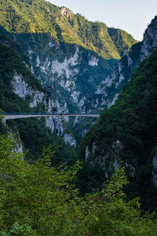 Piva河峡谷上的MratinjeDam在黑山的Piva河湖PivskoJezero夏季景色中拥有极好的水库Piva湖Pivsk图片