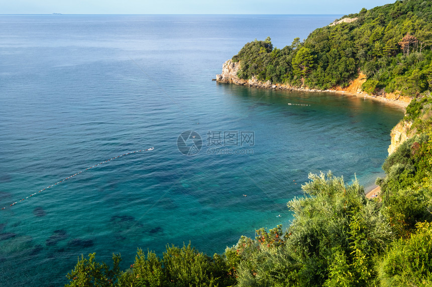 夏季上午亚得里海岸线景观黑山布德瓦附近的莫格伦海滩图片