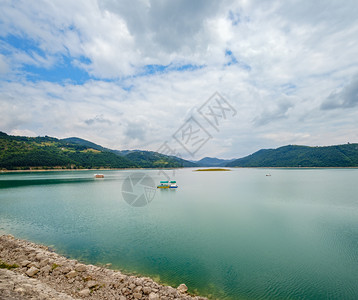 兹拉塔尔湖Zlatarskojezero夏季景观塞尔维亚背景